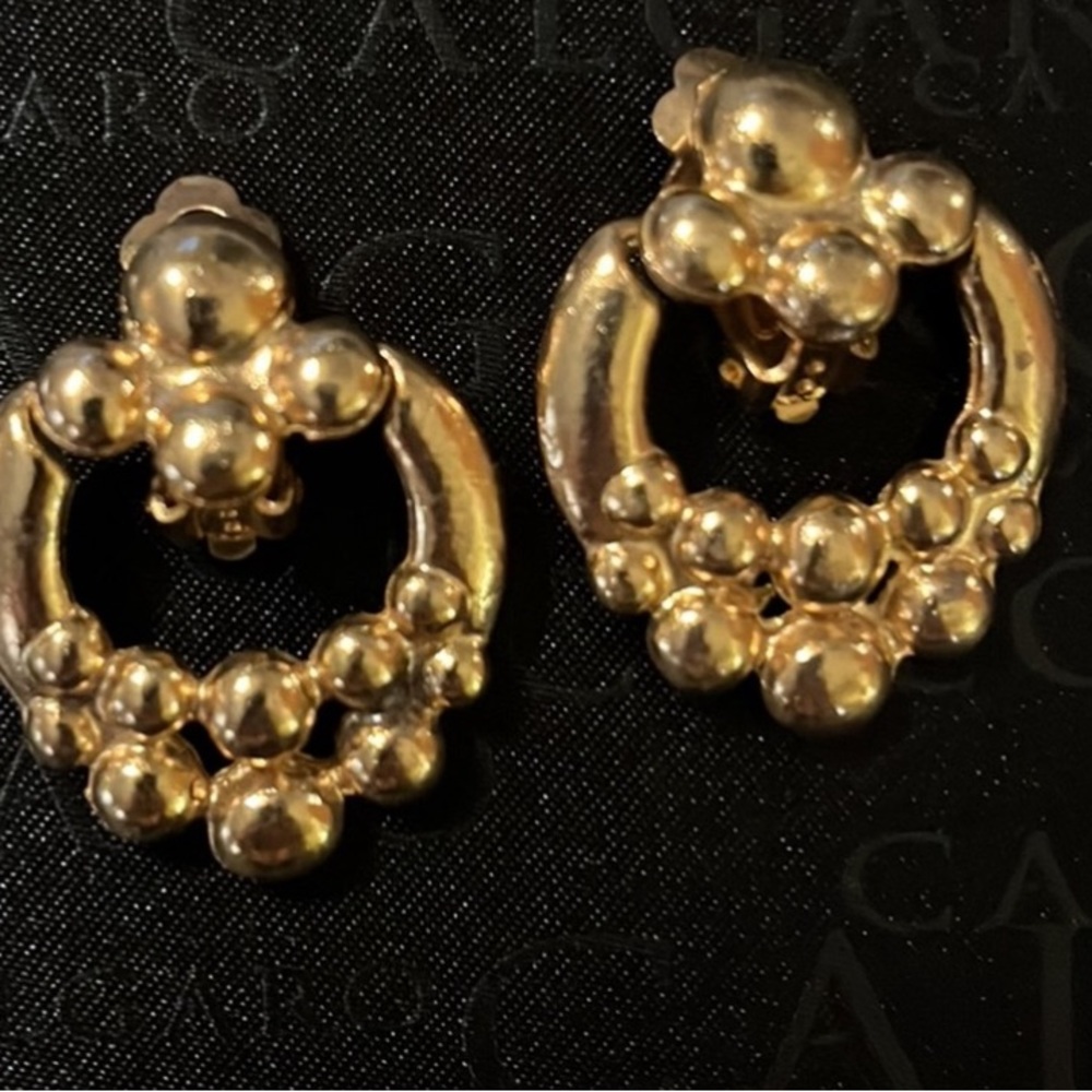 HOST PICK VINTAGE 80’S GOLD TEXTURED RUNWAY CLIP EARRINGS - Picture 3 of 5